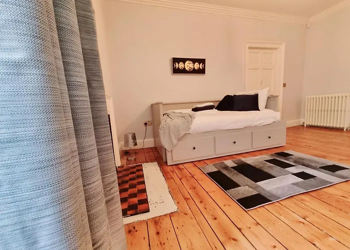 Luxury 5-Bed Villa - Winfields House